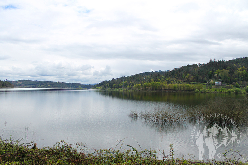 Orilla del embalse de Portodemouros