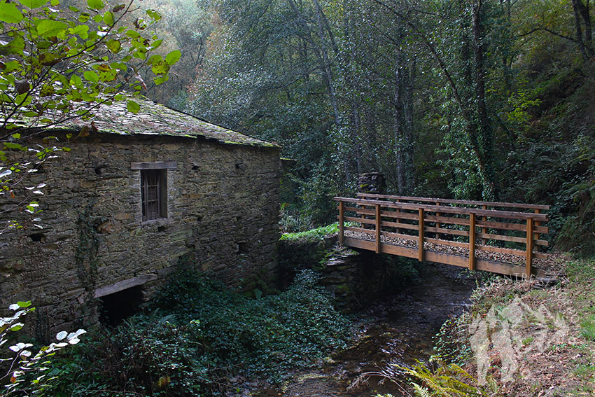 Molino y pasarela río Castro