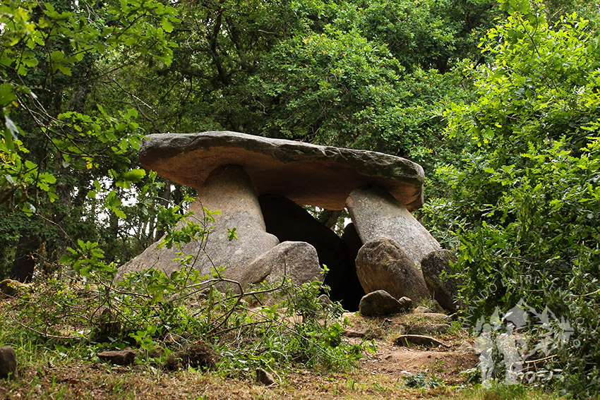 Dolmen de Axeitos o pedra do mouro