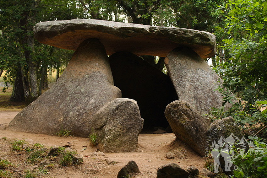 Dolmen de Axeitos o pedra do mouro