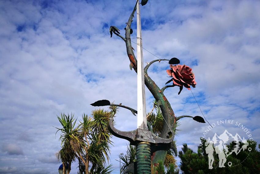 Escultura La espada y la rosa